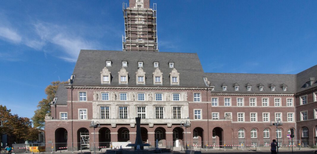 Bottroper Rathaus bekommt neues Schieferdach und restaurierte historische Fenster