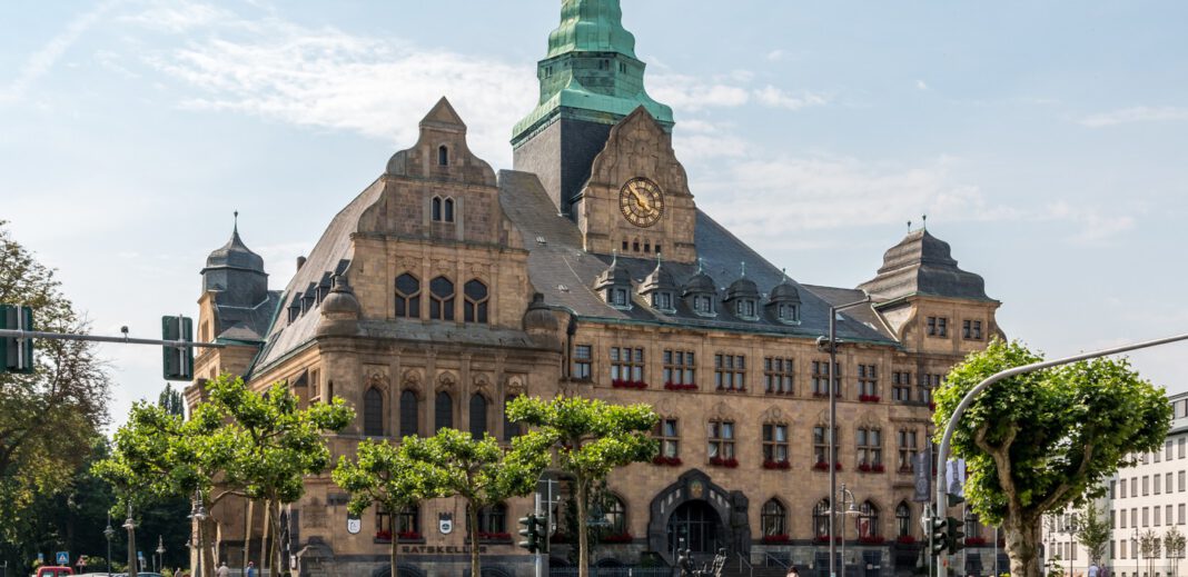 Grundschulkinder dekorieren Weihnachtsbaum im Rathaus
