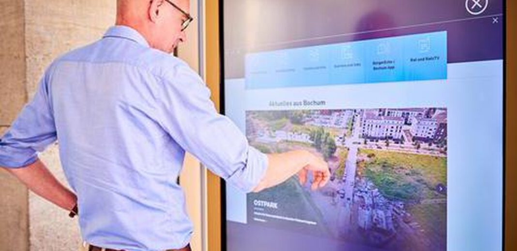 Interaktive Bildschirme in Rathaus und Husemann Karree bieten Zugriff auf bochum.de und barrierefreie Navigation