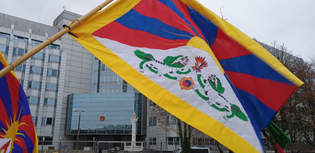 Mülheim hisst tibetische Flagge am Jahrestag des Aufstands