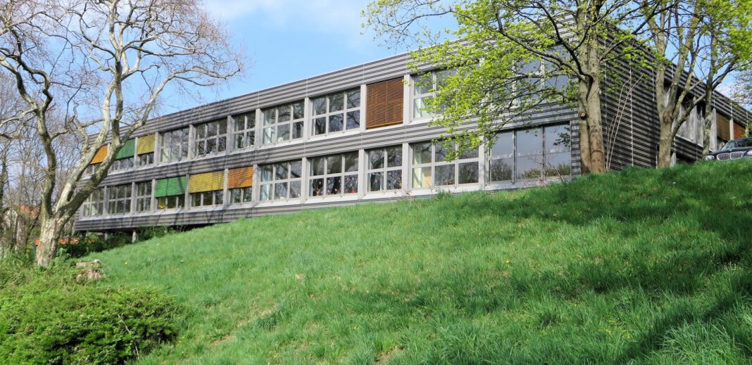 Sinfonieorchester der Max Reger Musikschule spielt traditionelles Weihnachtskonzert in Liselotte Funcke Schule